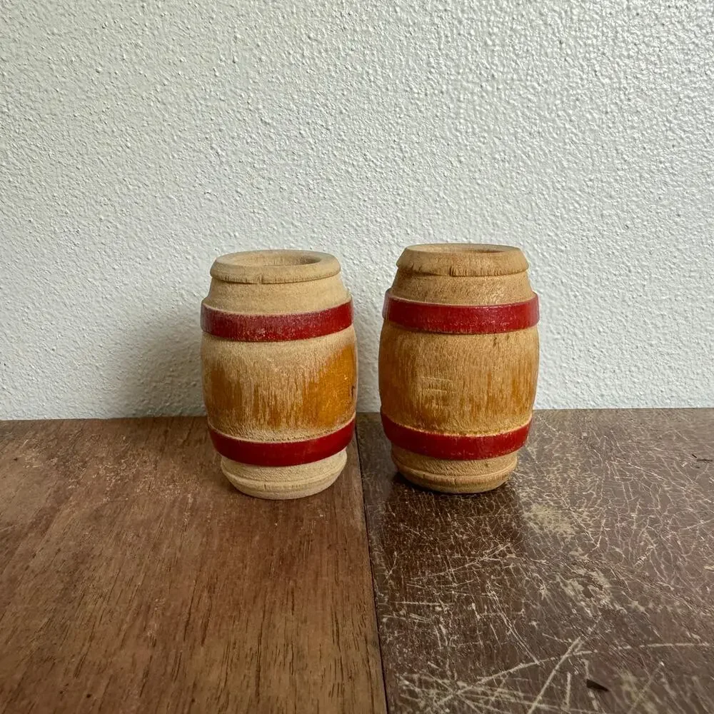 Vintage Wood Red Accent Barrel Salt‎ and pepper Shakers